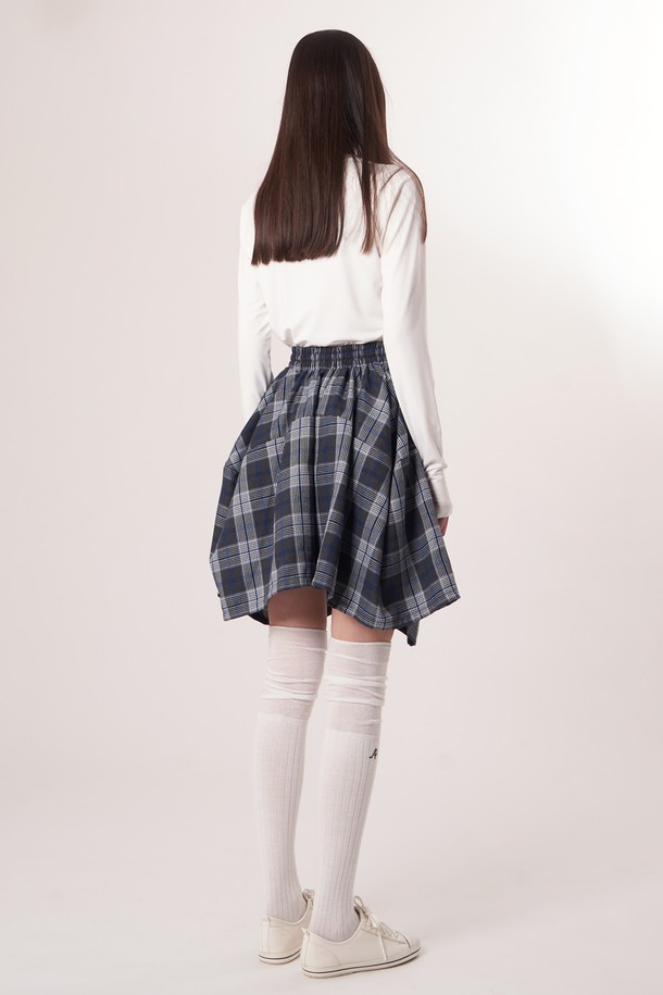 AW52PS33 체크 볼륨 G 쇼츠_블루는 시원한 블루 컬러와 체크 패턴이 돋보이는 여성 쇼츠입니다. 넓은 와이드 핏과 플레어스커트처럼 볼륨감 있는 디자인으로, 스포티하면서도 캐주얼한 스타일을 연출합니다. 활동성을 높이는 3차원 입체 커팅과 드로우스트링 디테일이 특징이며, 안감으로 언더블루머가 있어 편안하게 착용할 수 있습니다. 여름철 휴가, 리조트, 피트니스 등 다양한 TPO에 활용하기 좋은 아이템입니다.
