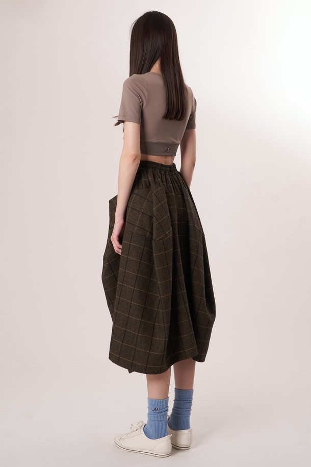 AW52PT34 윈터체크 테크플레어 팬츠_다크브라운은 겨울철 따뜻함과 스타일을 동시에 잡을 수 있는 여성 플레어 팬츠입니다. 다크 브라운 컬러의 헤링본 또는 체크 패턴으로 클래식, 레트로 무드를 연출하며, 넉넉한 루즈핏과 긴 기장으로 다양한 체형을 커버합니다. 울과 폴리에스테르 혼방 소재로 제작되어 부드러운 촉감을 선사하며, 두께감 있는 원단이 겨울철에도 따뜻하게 착용 가능합니다. 드로우스트링 허리 밴딩으로 편안한 착용감을 제공하며, 레깅스와 레이어드하여 더욱 따뜻하게 연출할 수 있습니다. 겨울 데일리룩, 오피스룩, 모임룩 등 다양한 TPO에 활용할 수 있는 실용적인 아이템입니다.
