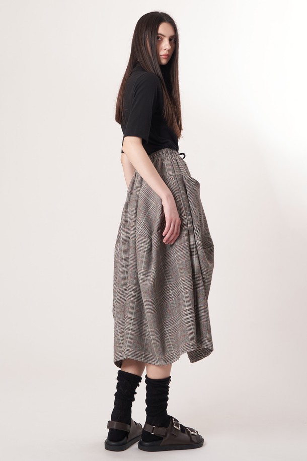 AW52PT34 윈터체크 테크플레어 팬츠_그레이는 겨울철 데일리룩을 위한 여성 플레어 팬츠입니다. 클래식과 레트로, 스트릿 무드를 모두 담아낸 디자인으로, 울과 폴리에스테르 혼방의 두꺼운 소재로 제작되어 따뜻함을 선사합니다. 헤링본 체크 패턴이 돋보이며, 드로우스트링 허리 밴딩으로 편안한 착용감을 제공합니다. 레깅스와 함께 레이어드하여 더욱 따뜻하고 스타일리시하게 연출할 수 있으며, 모빌리티를 고려한 커팅으로 활동성 또한 놓치지 않았습니다. 그레이와 다크브라운 두 가지 색상으로 만나보세요.
