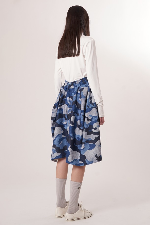 AW52PT35 카모 플레어 팬츠_블루는 여성용 플레어 팬츠로, 캐주얼 및 스트릿 스타일을 연출하기 좋습니다. 사계절 내내 착용 가능하며, 루즈핏으로 편안한 착용감을 제공합니다. 블루 컬러에 카모 패턴이 더해져 개성 있는 스타일을 완성하며, 허리 부분은 밴딩 처리와 드로우스트링으로 조절 가능합니다. 일상복은 물론, 동네 마실룩이나 여행룩으로도 활용하기 좋은 아이템입니다. 폴리에스테르 소재로 제작되어 부드러운 촉감을 느낄 수 있습니다.
