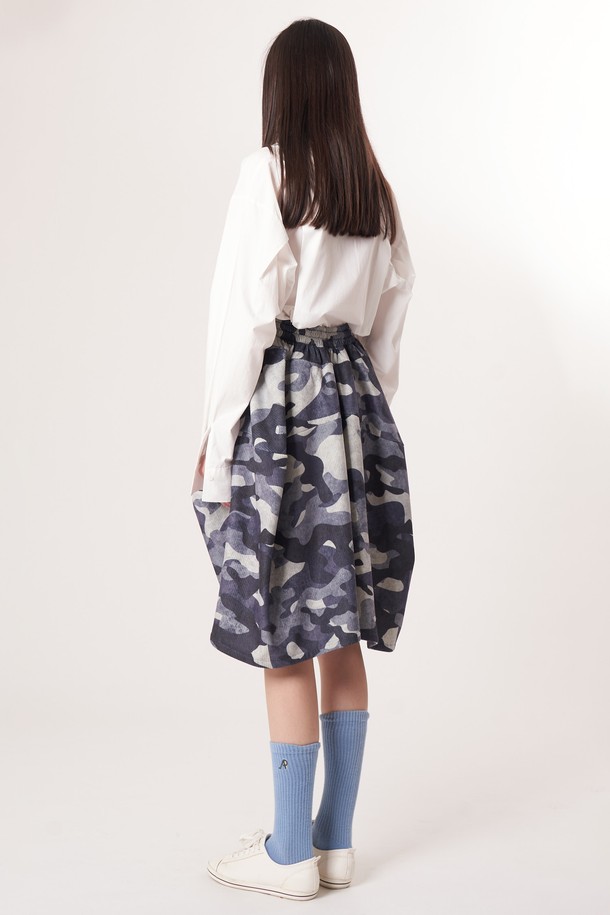 AW52PT35 카모 플레어 팬츠_블랙은 캐주얼, 미니멀, 레트로 스타일을 모두 아우르는 여성용 플레어 팬츠입니다. 부드러운 촉감의 폴리에스테르 소재로 제작되었으며, 허리 밴딩과 스트링으로 편안한 착용감을 선사합니다. 사계절 내내 활용 가능한 루즈핏 긴바지로, 카모 패턴과 코듀로이 텍스처, 브러쉬드 마감으로 포인트를 더했습니다. 동네 마실룩이나 여행룩에 적합하며, 블랙 컬러로 어떤 상의와도 쉽게 매치할 수 있습니다.
