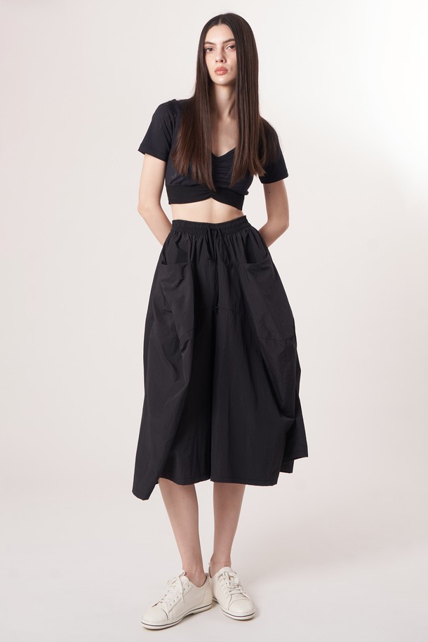 AW52PT36 테크플레어 팬츠_블랙은 여성용 바지로, 스포티, 스트리트, 미니멀 스타일을 넘나드는 활용성을 자랑합니다. 사계절 내내 착용 가능하며, 가볍고 부드러운 나일론, 면 혼방 소재로 제작되어 편안한 착용감을 선사합니다. 허리에는 드로우스트링 밴딩이 있어 사이즈 조절이 용이하며, 루즈핏 플레어 디자인과 아방가르드한 커팅 라인이 돋보입니다. 레깅스 레이어링이 가능하며, 동네 마실룩, 여행룩 등 다양한 TPO에 맞춰 활용할 수 있습니다.
