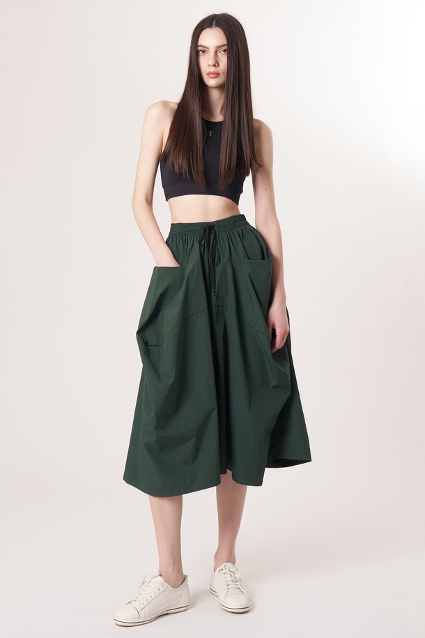 AW52PT36 테크플레어 팬츠_다크그린은 스포티, 스트리트, 캐주얼 스타일을 아우르는 테크플레어 팬츠입니다. 나일론과 면 혼방 소재로 제작되어 부드러운 촉감을 제공하며, 사계절 내내 활용 가능합니다. 루즈핏 플레어 디자인에 밴딩 허리, 드로우스트링으로 편안한 착용감을 선사하며 활동성을 높였습니다. 바이오 가공 처리로 구김이 적어 관리가 용이하고, 레이어링하여 다양한 스타일 연출이 가능합니다. 다크 그린 컬러의 해체주의 패턴이 돋보이는 개성 있는 디자인입니다.
