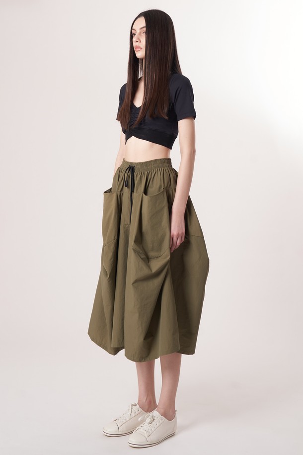 AW52PT36 테크플레어 팬츠_카키는 여성용 바지로, 스포티, 스트릿, 미니멀한 스타일을 연출하기 좋습니다. 가볍고 부드러운 나일론과 면 혼방 소재로 제작되어 사계절 내내 편안하게 착용할 수 있습니다. 루즈핏 플레어 디자인에, 드로우스트링과 해체주의 패턴으로 포인트를 더했으며, 바이오 가공을 거쳐 부드러운 촉감을 자랑합니다. 여행룩, 산책룩 등 다양한 TPO에 활용 가능하며, 가볍고 휴대성이 뛰어나 실용적입니다.
