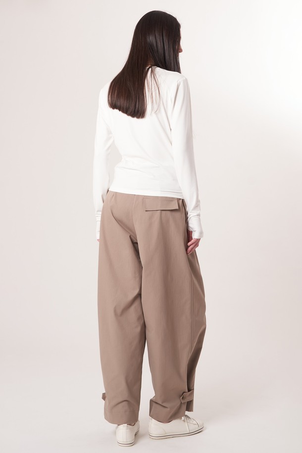 AW52TL01 베이스 레이어 탑_오프화이트는 운동 및 일상에서 활용하기 좋은 여성용 베이스 레이어 탑입니다. 부드러운 촉감의 폴리에스테르, 폴리우레탄 혼방 소재로 제작되어 흡습, 속건 기능과 뛰어난 신축성을 자랑합니다. 얇은 두께감과 슬림핏 디자인으로 활동성을 높였으며, 라운드넥과 긴 소매, 소매 끝단 슬릿 디자인으로 편안함과 스타일리시함을 동시에 잡았습니다. 미니멀한 디자인과 오프화이트 컬러가 어떤 룩에도 자연스럽게 어울리며, 피트니스, 러닝, 요가/필라테스 등 다양한 TPO에 적합합니다. 브러쉬드 텍스처로 부드러운 착용감을 선사합니다.
