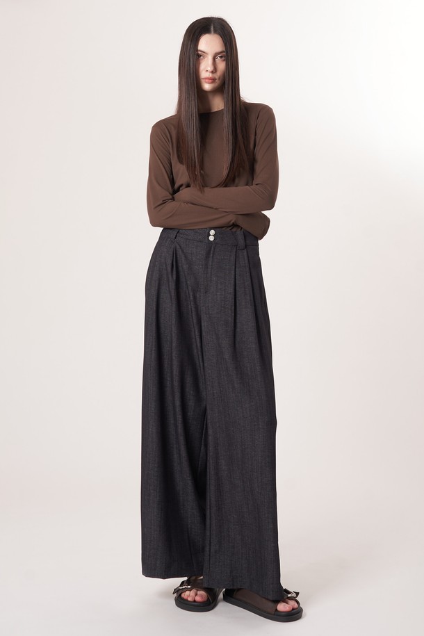 AW52TL01 베이스 레이어 탑_브라운은 겨울, 가을 시즌에 적합한 슬림핏 긴소매 베이스 레이어 탑입니다. 부드러운 촉감의 브러쉬드 폴리에스터, 폴리우레탄 혼방 소재로 제작되어 보온성과 신축성이 뛰어나며, 속건 기능으로 쾌적함을 유지합니다. 라운드넥 디자인에 소매 끝단 슬릿과 손등을 덮는 디자인으로 활동성을 더했습니다. 미니멀하고 스포티한 스타일로, 운동 시에는 피트니스룩으로, 일상에서는 겨울 데일리룩으로 활용하기 좋습니다. 다크브라운 컬러 옵션이 있습니다.
