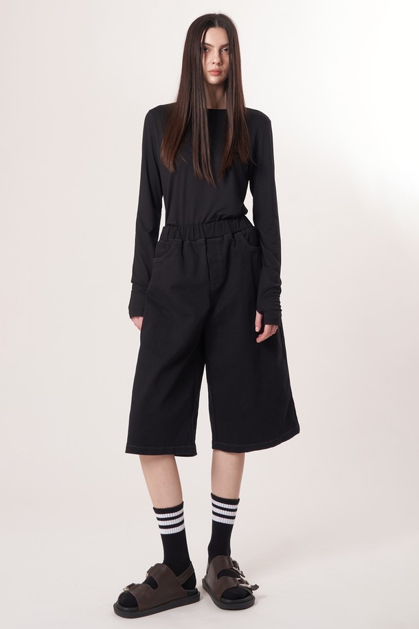 AW52TL01 베이스 레이어 탑_블랙은 겨울철 운동 및 일상에서 활용하기 좋은 베이스 레이어 탑입니다. 부드러운 촉감의 기모 안감과 두꺼운 두께로 보온성을 높였으며, 폴리에스터 및 폴리우레탄 혼방 소재로 신축성을 강화하여 활동성을 높였습니다. 슬림핏 디자인으로 깔끔한 실루엣을 연출하며, 손등을 덮는 소매 끝단 슬릿 디자인으로 포인트를 더했습니다. 미니멀, 스포티, 캐주얼 스타일을 모두 소화 가능하며, 러닝룩, 피트니스룩, 겨울 데일리룩에 적합합니다.
