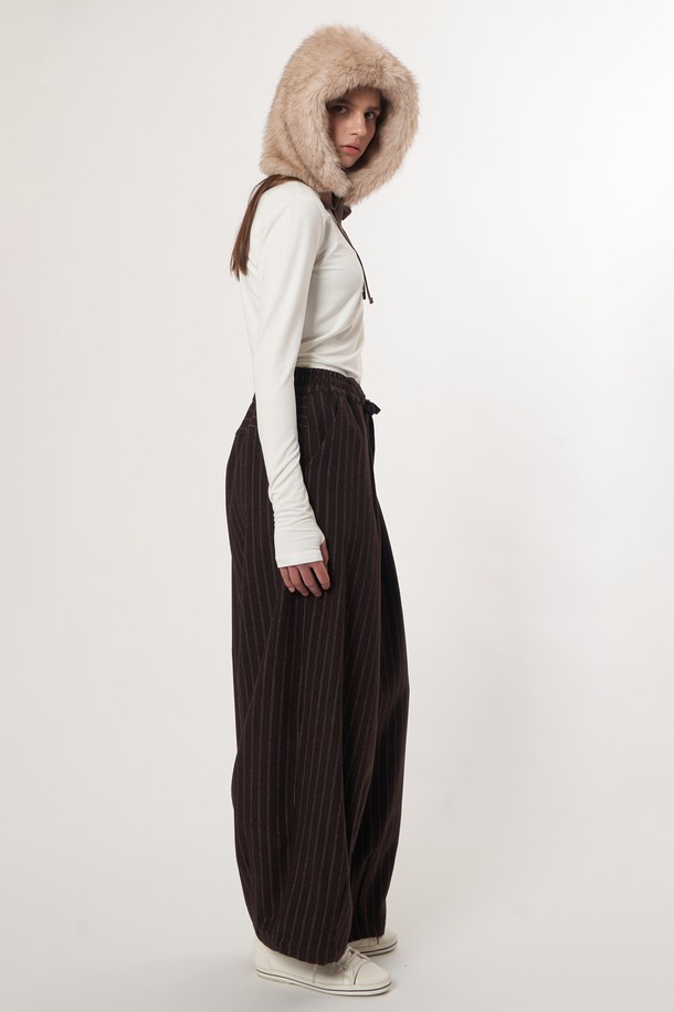 AU52PT07 레트로 스트라이프 와이드 팬츠는 여성들을 위한 바지입니다. 브라운 컬러에 레트로 스타일을 더했으며, 봄, 가을에 착용하기 좋습니다. 와이드 핏과 긴 기장으로 편안함과 스타일을 동시에 잡았습니다. 스트라이프 패턴이 돋보이며, 클래식하고 미니멀한 무드를 연출합니다. 데일리룩에 포인트를 더해줄 아이템입니다.
