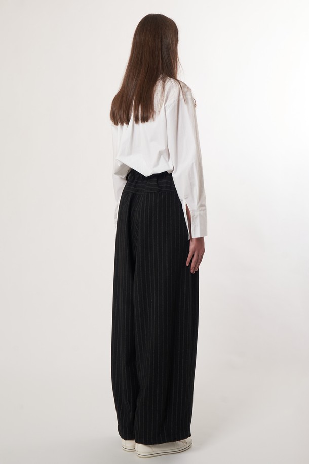 AU52PT07 레트로 스트라이프 와이드 팬츠_블랙은 여성용 와이드 팬츠입니다. 레트로 스타일의 블랙 컬러 스트라이프 패턴으로, 봄, 여름, 가을에 착용하기 좋습니다. 루즈핏으로 편안한 착용감을 선사하며, 미니멀, 클래식 무드를 연출합니다. 데일리룩에 포인트 아이템으로 활용하기 좋은 아이템입니다.
