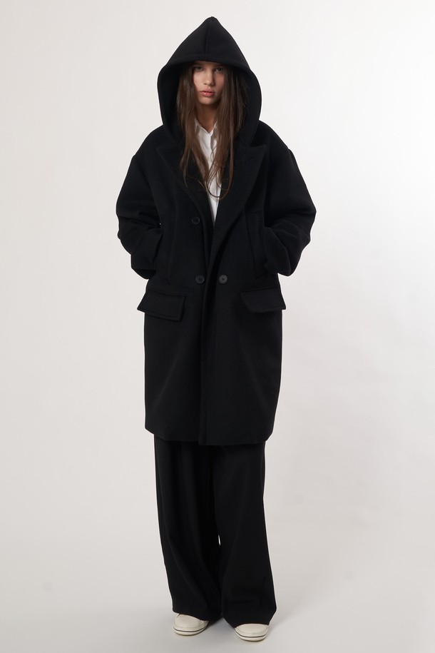 AU52CT01 더블 후드 코트_블랙은 여성용 후드 코트입니다. 가을과 겨울에 착용하기 좋으며, 캐주얼하고 베이직한 스타일을 연출합니다. 롱 기장에 오버핏으로 디자인되었으며, 더블 버튼 여밈 방식의 더블 코트입니다. 울 소재로 제작되어 두꺼운 두께감을 자랑하며, 출근룩이나 모임룩에 활용하기 좋습니다. 캐주얼, 클래식, 미니멀 스타일을 즐겨 입는 분들께 추천합니다.
