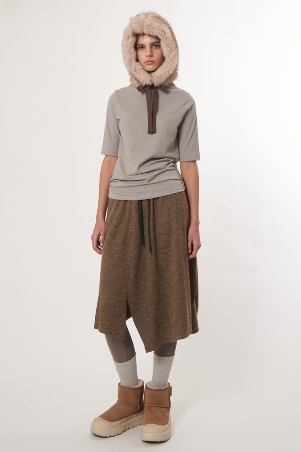 AW52AC04 퍼 바라클라바_베이지는 부드러운 퍼 소재로 제작되어 뛰어난 촉감을 자랑하는 여성용 바라클라바입니다. 깊은 모자 깊이와 목까지 감싸는 디자인으로 겨울철 보온과 방한 기능을 제공하며, 쌀쌀한 날씨에도 따뜻하게 착용할 수 있습니다. 무지 패턴의 베이지 컬러는 캐주얼, 미니멀, 클래식 등 다양한 스타일과 쉽게 매치할 수 있어 활용도가 높습니다. 두꺼운 두께감의 퍼 소재는 포근함을 더하며, 디자인 장식으로 퍼를 사용하여 고급스러운 느낌을 선사합니다. 데일리룩에 포인트 아이템으로 활용하여 스타일리시함과 따뜻함을 동시에 잡을 수 있습니다.
