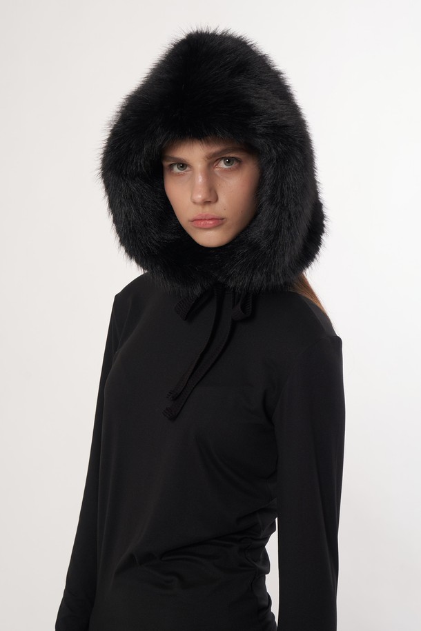 AW52AC04 퍼 바라클라바_블랙은 부드러운 퍼 소재로 제작되어 뛰어난 촉감을 자랑하는 겨울철 방한용 바라클라바입니다. 깊은 모자 깊이와 목까지 덮는 디자인으로 보온성을 극대화하여 추운 날씨에도 따뜻하게 착용할 수 있습니다. 무지 블랙 컬러로 어떤 스타일에도 잘 어울리며, 캐주얼 및 미니멀 룩에 매치하여 포근하면서도 세련된 분위기를 연출할 수 있습니다. 특히 두꺼운 두께의 퍼 소재는 뛰어난 방한 기능을 제공하며, 일상생활에서도 부담 없이 활용하기 좋습니다. 남녀 공용으로 착용 가능하여 실용적입니다.
