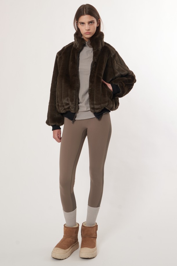 AW52OT03_리버시블 밍크 점퍼_다크브라운은 여성 의류로, 가을과 겨울에 착용하기 좋은 두꺼운 두께감의 점퍼입니다. 밍크 소재로 제작되어 부드러운 촉감을 선사하며, 클래식하고 우아한 스타일을 연출합니다. 다크브라운 컬러의 무지 디자인에 집업 여밈 방식과 레귤러핏으로 제작되었으며, 리버시블 타입으로 다양한 스타일링이 가능합니다. 일상 및 모임룩, 데이트룩에 활용하기 좋은 아이템입니다. 긴 소매 기장의 크롭 기장 점퍼로 보온성 또한 뛰어납니다.
