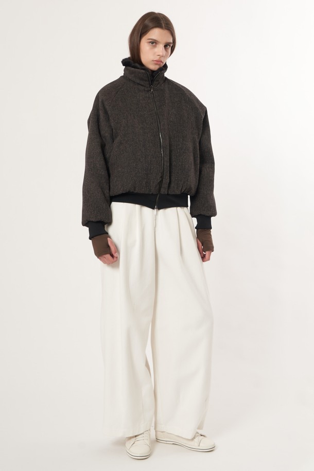 AW52OT03 리버시블 밍크 점퍼_블랙은 여성용 점퍼로, 가을과 겨울에 착용하기 좋은 보온성이 뛰어난 제품입니다. 부드러운 촉감의 밍크 소재로 제작되어 편안한 착용감을 선사하며, 레귤러 핏과 긴 소매 기장으로 디자인되었습니다. 블랙 컬러의 무지 디자인은 베이직하고 클래식한 스타일을 연출하며, 집업 여밈 방식과 리버시블 코트 타입으로 실용성을 더했습니다. 미니멀한 스타일을 선호하는 분들께 추천하는 아이템입니다.
