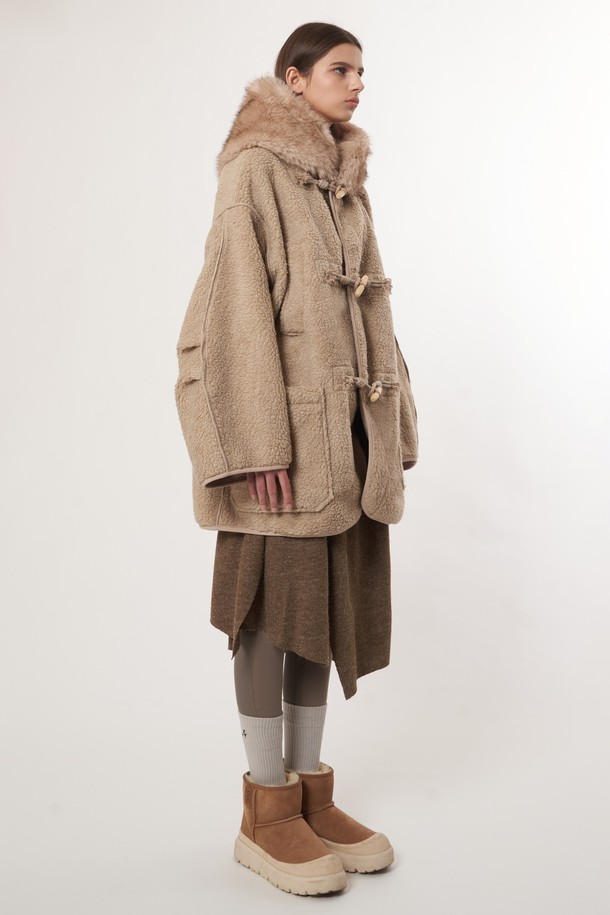 AW52OT02 페이크 라쿤 후드 아우터_베이지는 여성용 후드 아우터입니다. 가을과 겨울에 착용하기 좋은 두꺼운 두께감의 오버핏 코트로, 부드러운 촉감과 무지 디자인이 특징입니다. 일상룩, 여행룩, 캠핑룩 등 다양한 TPO에 활용 가능하며, 캐주얼, 미니멀, 클래식 스타일을 연출하기 좋습니다. 페이크 라쿤 퍼 후드 디테일과 토글 여밈 방식으로 포인트를 더했으며, 긴 소매 기장으로 따뜻함을 더했습니다.
