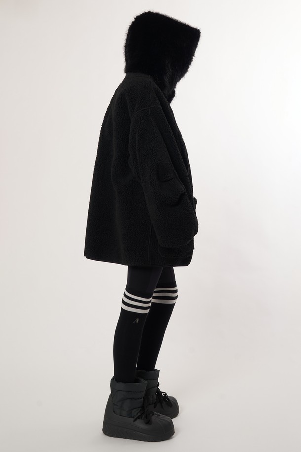 AW52OT02_페이크 라쿤 후드 아우터_블랙은 여성용 후드 아우터로, 겨울철 캐주얼 스타일을 연출하기에 적합합니다. 전체적으로 무지 디자인에 오버핏으로 제작되었으며, 두꺼운 두께감과 부드러운 촉감의 인조가죽, 폴리에스테르 혼방 소재를 사용하여 보온성을 높였습니다. 긴 소매와 집업 여밈 방식이 특징이며, 페이크 라쿤 퍼 후드 장식과 안감 퍼 디테일이 고급스러운 분위기를 더합니다. 출근룩과 모임룩은 물론, 미니멀, 시크 스타일을 즐겨 입는 분들께 추천합니다.
