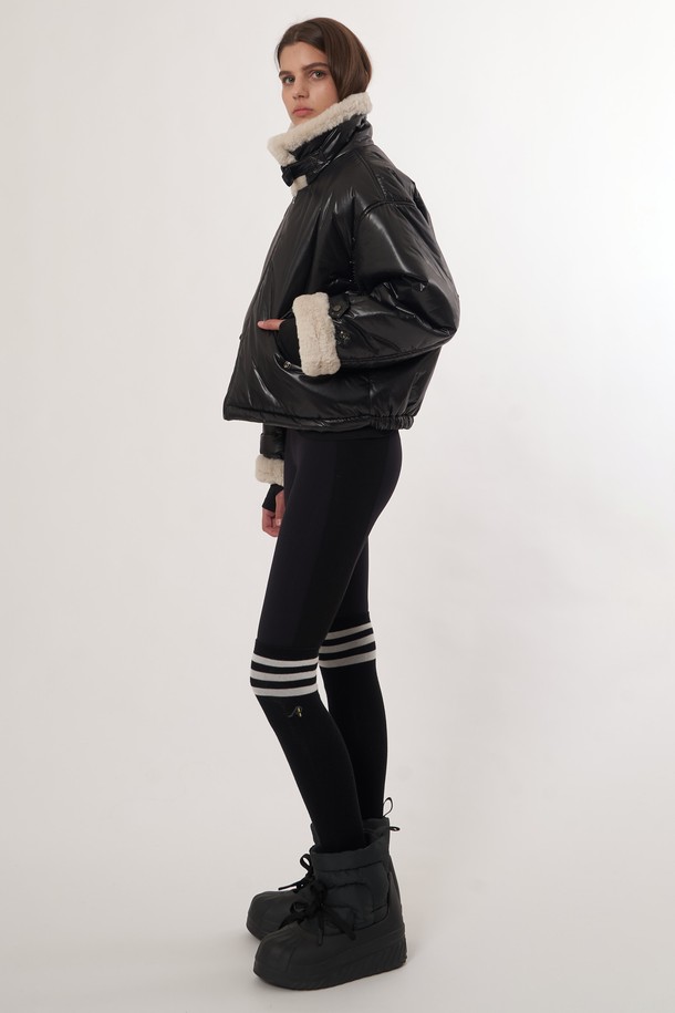 AW52JP01 퍼 패치 패딩점퍼_블랙은 여성 겨울철 캐주얼 스타일을 위한 패딩 점퍼입니다. 부드러운 촉감의 나일론 소재로 제작되었으며, 두꺼운 두께감으로 뛰어난 보온성을 제공합니다. 레귤러핏으로 편안하게 착용 가능하며, 집업 스타일로 간편하게 여밀 수 있습니다. 블랙 컬러에 패치워크 패턴이 적용되어 밋밋함을 덜고 개성 있는 포인트를 더했습니다. 안감과 아우터의 퍼 디테일이 고급스러움을 더하는, 데일리룩에 활용하기 좋은 아이템입니다.
