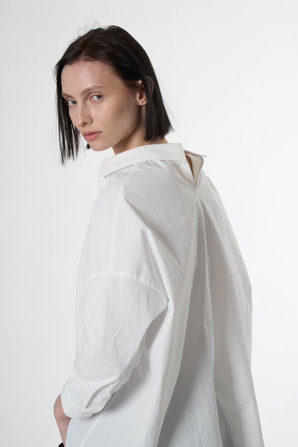 AW51SH07 라이트 백 슬릭 셔츠는 화이트 색상의 여성용 반소매 셔츠/블라우스입니다. 나일론과 폴리우레탄 혼방 소재로 제작되어 얇고 부드러운 촉감을 자랑하며, 무지 패턴의 루즈핏/오버핏 디자인으로 편안하게 착용할 수 있습니다. 크롭 기장, 칼라 네크라인, 백 슬릿 디테일, 테일러드 밑단이 특징이며, 봄, 여름 일상복으로 적합한 미니멀/베이직 스타일입니다.