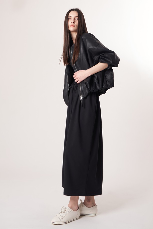 AU52PT33 F 와이드 크롭 팬츠_블랙은 미니멀하고 베이직한 스타일의 여성용 와이드 크롭 팬츠입니다. 봄, 여름, 가을 계절에 적합하며, 얇고 부드러운 촉감의 폴리에스테르, 레이온, 폴리우레탄 혼방 소재로 제작되어 편안한 착용감을 선사합니다. 허리 밴딩과 드로우스트링 디테일로 편안함을 더했으며, 넉넉한 루즈핏으로 활동성을 높였습니다. 데이트룩, 카페룩 등 다양한 TPO에 활용하기 좋으며, 남녀 공용으로 착용 가능합니다.
