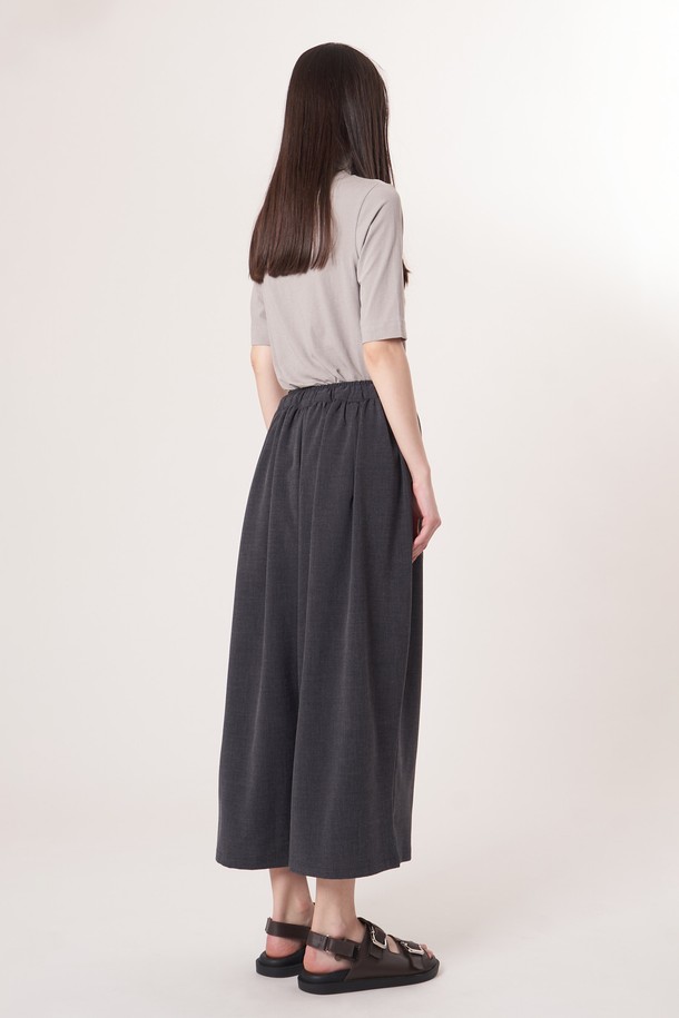 AU52PT33 F 와이드 크롭 팬츠_멜란지그레이는 남녀 모두 착용 가능한 캐주얼 스타일의 와이드 크롭 팬츠입니다. 멜란지그레이 컬러의 무지 디자인으로, 봄, 여름, 가을 계절에 활용하기 좋습니다. 부드러운 촉감의 폴리에스테르, 레이온, 폴리우레탄 혼방 소재로 제작되어 편안한 착용감을 제공합니다. 허리 드로우스트링과 밴딩 처리로 편안함을 더했으며, 데일리룩, 동네 마실룩, 여행룩 등 다양한 TPO에 맞춰 미니멀한 스타일을 연출할 수 있습니다. 루즈핏으로 여유로운 실루엣을 선사하는 얇은 두께의 크롭 팬츠입니다.
