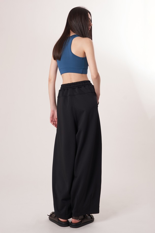 AU52PT39 더블 테크 와이드 팬츠_블랙은 미니멀, 클래식, 시크 스타일을 추구하는 고객을 위한 사계절용 와이드 팬츠입니다. 밴딩 처리되어 편안한 착용감을 제공하며, 일상과 출근룩, 모임룩 등 다양한 TPO에 활용하기 좋습니다. 부드러운 촉감의 폴리에스테르, 폴리우레탄 혼방 소재로 제작되었으며, 두꺼운 두께감과 루즈핏으로 안정적인 핏을 연출합니다. 더블 레이어드 기능성 원단과 압축 가공, 앞면 플리츠 디테일, 드로우스트링 디자인이 특징입니다.
