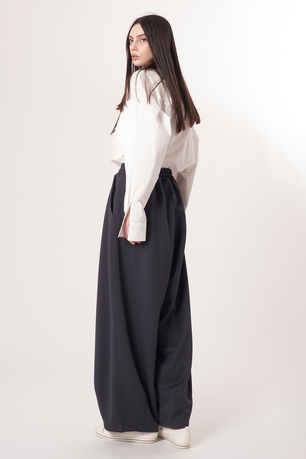 AU52PT39 더블 테크 와이드 팬츠_다크그레이는 미니멀, 스포티, 클래식 스타일을 아우르는 여성용 와이드 팬츠입니다. 사계절 착용 가능하며, 출근룩과 여행룩에 모두 잘 어울립니다. 다크그레이 컬러의 무지 디자인으로, 더블 레이어드 기능성 원단과 압축 가공 소재를 사용하여 두께감 있는 부드러운 촉감을 선사합니다. 밴딩 처리된 허리와 앞면 턱 디테일, 드로우스트링, 트랙팬츠 스타일이 특징이며 루즈핏으로 편안하게 착용할 수 있습니다.
