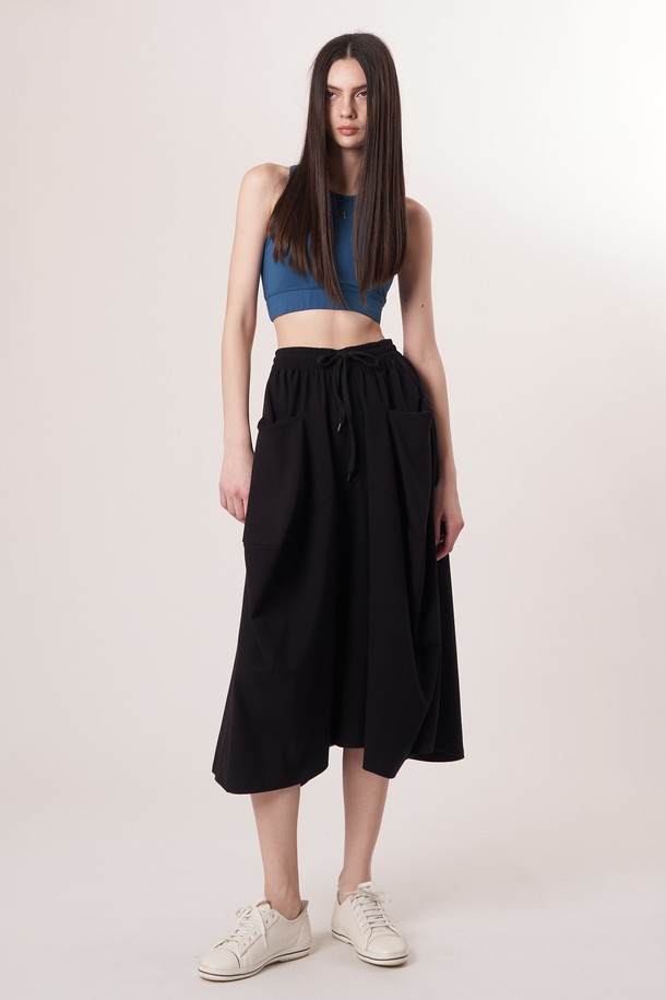 AW52PT31 W_테크플레어 팬츠는 여성용 테크플레어 팬츠로, 스포티하면서도 캐주얼한 스타일을 연출합니다. 블랙과 터쿼이즈 블루 두 가지 색상으로 제공되며, 사계절 내내 착용 가능합니다. 릴랙스핏 플레어 디자인에 신축성 있는 폴리에스터, 레이온, 폴리우레탄 혼방 소재로 제작되어 부드러운 촉감을 선사합니다. 허리 밴딩과 드로우스트링으로 편안한 착용감을 제공하며, 레깅스 위에 레이어드하여 다양한 스타일을 연출할 수 있습니다. 무지 디자인으로 미니멀한 매력을 더한 긴 기장의 바지입니다.
