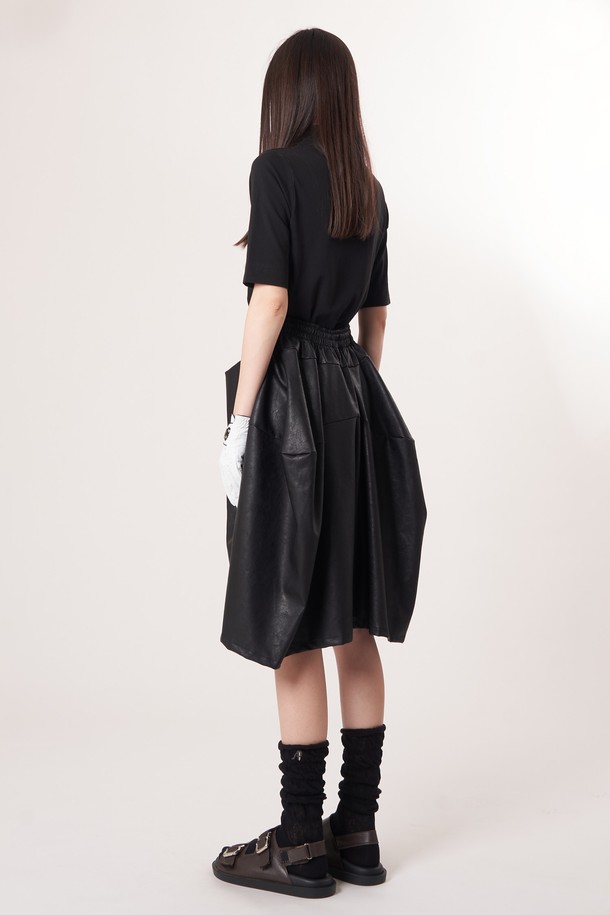 AW52PT32 레더 이펙트 플레어 팬츠_블랙은 부드러운 촉감의 폴리우레탄과 레이온 혼방 소재로 제작되어 가을, 겨울에 착용하기 좋은 여성용 레더 팬츠입니다. 모던한 스타일의 이 바지는 레더 이펙트 소재와 자연스러운 주름 텍스처가 특징이며, 릴랙스 핏의 플레어 디자인으로 입체적인 볼륨감을 선사합니다. 일상, 데이트룩, 모임룩 등 다양한 TPO에 활용 가능하며 시크, 미니멀, 클래식 스타일을 연출하기 좋습니다. 편안한 길이감으로 활동성을 높인 긴 기장의 무지 블랙 컬러 레더 팬츠입니다.
