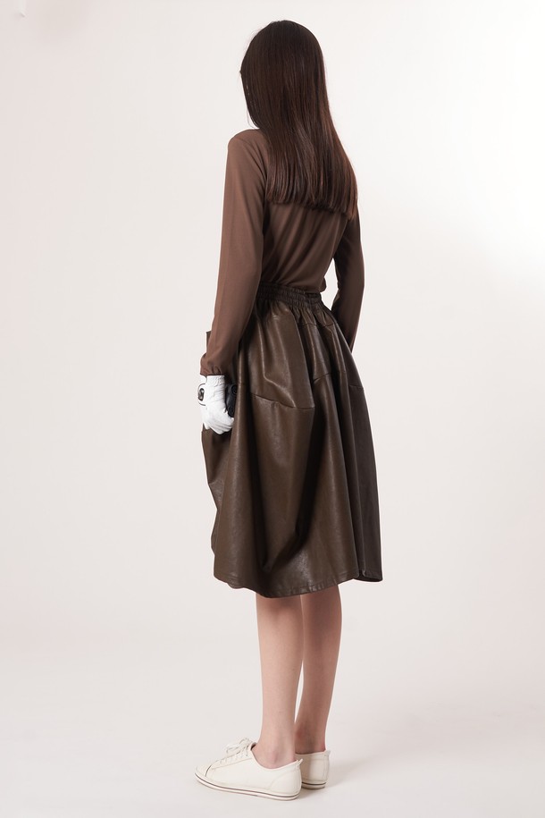 AW52PT32 레더 이펙트 플레어 팬츠_다크브라운은 여성용 플레어 팬츠입니다. 레더 이펙트 소재로 제작되어 부드러운 촉감과 자연스러운 주름 텍스처를 선사하며, 루즈핏으로 편안하게 착용 가능합니다. 다크브라운 컬러의 긴 기장으로, 엘레강스한 스타일을 연출하며, 데이트룩, 모임룩, 오피스룩 등 다양한 TPO에 활용할 수 있습니다. 클래식, 미니멀, 시크 스타일을 선호하는 분들에게 추천합니다. 입체감 있는 실루엣이 특징입니다.
