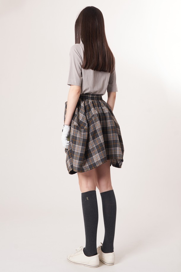 AW52PS33 체크 볼륨 G 쇼츠_브라운은 여성용 쇼츠로, 브라운과 라이트 그레이 색상으로 제공됩니다. 봄, 여름 계절에 어울리는 스포티하면서도 클래식한 스타일의 제품입니다. 플레어 바지핏과 볼륨 핏으로 여성스러운 실루엣을 연출하며, 입체적인 커팅 라인과 체크 패턴이 특징입니다. 신축성 있는 블루머 안감이 있어 안정적인 착용감을 선사하며, 데이트룩이나 쇼핑룩에 적합합니다. 폴리에스테르 소재로 제작되었으며, 밴딩 및 드로우스트링으로 편안하게 착용할 수 있습니다.
