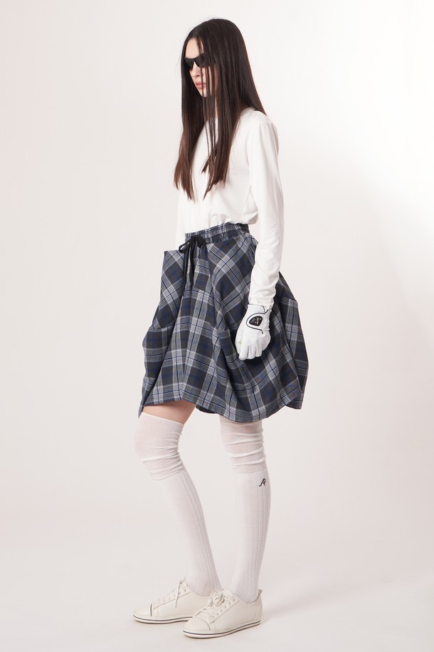 AW52PS33 체크 볼륨 G 쇼츠_블루는 시원한 블루 컬러와 체크 패턴이 돋보이는 여성 쇼츠입니다. 넓은 와이드 핏과 플레어스커트처럼 볼륨감 있는 디자인으로, 스포티하면서도 캐주얼한 스타일을 연출합니다. 활동성을 높이는 3차원 입체 커팅과 드로우스트링 디테일이 특징이며, 안감으로 언더블루머가 있어 편안하게 착용할 수 있습니다. 여름철 휴가, 리조트, 피트니스 등 다양한 TPO에 활용하기 좋은 아이템입니다.
