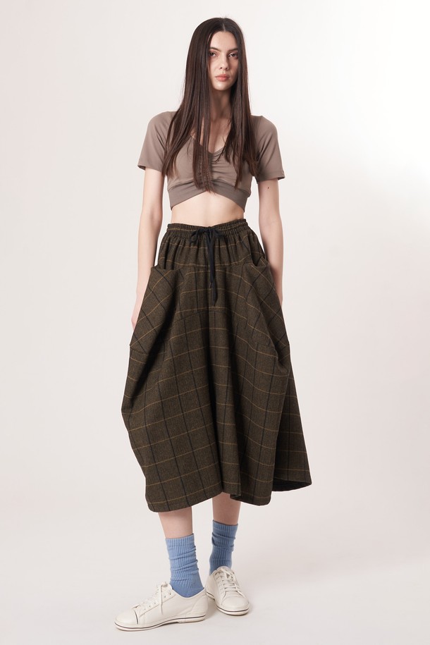 AW52PT34 윈터체크 테크플레어 팬츠_다크브라운은 겨울철 따뜻함과 스타일을 동시에 잡을 수 있는 여성 플레어 팬츠입니다. 다크 브라운 컬러의 헤링본 또는 체크 패턴으로 클래식, 레트로 무드를 연출하며, 넉넉한 루즈핏과 긴 기장으로 다양한 체형을 커버합니다. 울과 폴리에스테르 혼방 소재로 제작되어 부드러운 촉감을 선사하며, 두께감 있는 원단이 겨울철에도 따뜻하게 착용 가능합니다. 드로우스트링 허리 밴딩으로 편안한 착용감을 제공하며, 레깅스와 레이어드하여 더욱 따뜻하게 연출할 수 있습니다. 겨울 데일리룩, 오피스룩, 모임룩 등 다양한 TPO에 활용할 수 있는 실용적인 아이템입니다.
