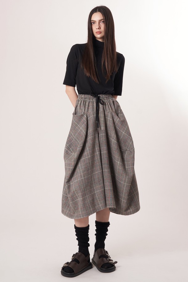 AW52PT34 윈터체크 테크플레어 팬츠_그레이는 겨울철 데일리룩을 위한 여성 플레어 팬츠입니다. 클래식과 레트로, 스트릿 무드를 모두 담아낸 디자인으로, 울과 폴리에스테르 혼방의 두꺼운 소재로 제작되어 따뜻함을 선사합니다. 헤링본 체크 패턴이 돋보이며, 드로우스트링 허리 밴딩으로 편안한 착용감을 제공합니다. 레깅스와 함께 레이어드하여 더욱 따뜻하고 스타일리시하게 연출할 수 있으며, 모빌리티를 고려한 커팅으로 활동성 또한 놓치지 않았습니다. 그레이와 다크브라운 두 가지 색상으로 만나보세요.
