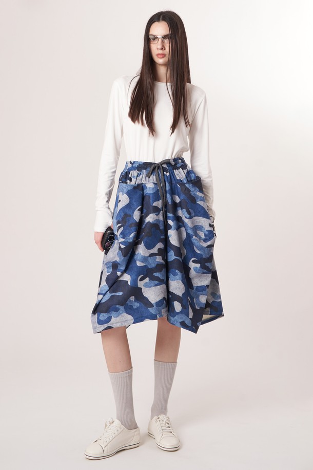 AW52PT35 카모 플레어 팬츠_블루는 여성용 플레어 팬츠로, 캐주얼 및 스트릿 스타일을 연출하기 좋습니다. 사계절 내내 착용 가능하며, 루즈핏으로 편안한 착용감을 제공합니다. 블루 컬러에 카모 패턴이 더해져 개성 있는 스타일을 완성하며, 허리 부분은 밴딩 처리와 드로우스트링으로 조절 가능합니다. 일상복은 물론, 동네 마실룩이나 여행룩으로도 활용하기 좋은 아이템입니다. 폴리에스테르 소재로 제작되어 부드러운 촉감을 느낄 수 있습니다.
