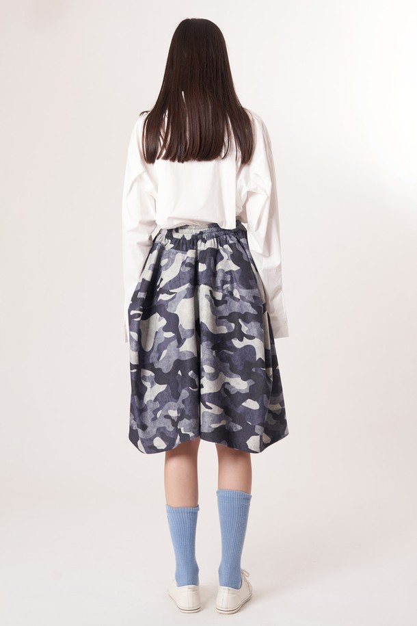 AW52PT35 카모 플레어 팬츠_블랙은 캐주얼, 미니멀, 레트로 스타일을 모두 아우르는 여성용 플레어 팬츠입니다. 부드러운 촉감의 폴리에스테르 소재로 제작되었으며, 허리 밴딩과 스트링으로 편안한 착용감을 선사합니다. 사계절 내내 활용 가능한 루즈핏 긴바지로, 카모 패턴과 코듀로이 텍스처, 브러쉬드 마감으로 포인트를 더했습니다. 동네 마실룩이나 여행룩에 적합하며, 블랙 컬러로 어떤 상의와도 쉽게 매치할 수 있습니다.
