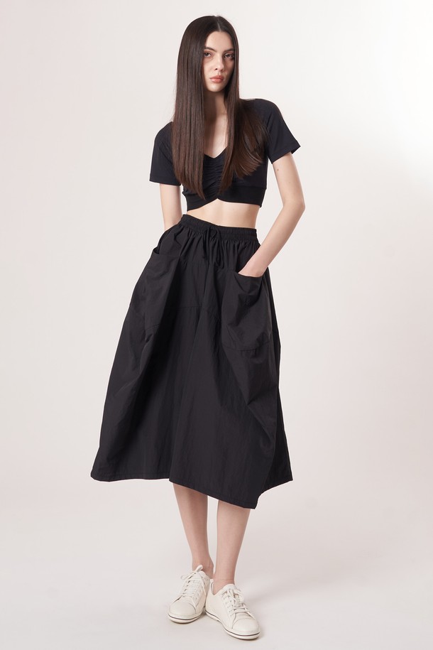 AW52PT36 테크플레어 팬츠_블랙은 여성용 바지로, 스포티, 스트리트, 미니멀 스타일을 넘나드는 활용성을 자랑합니다. 사계절 내내 착용 가능하며, 가볍고 부드러운 나일론, 면 혼방 소재로 제작되어 편안한 착용감을 선사합니다. 허리에는 드로우스트링 밴딩이 있어 사이즈 조절이 용이하며, 루즈핏 플레어 디자인과 아방가르드한 커팅 라인이 돋보입니다. 레깅스 레이어링이 가능하며, 동네 마실룩, 여행룩 등 다양한 TPO에 맞춰 활용할 수 있습니다.
