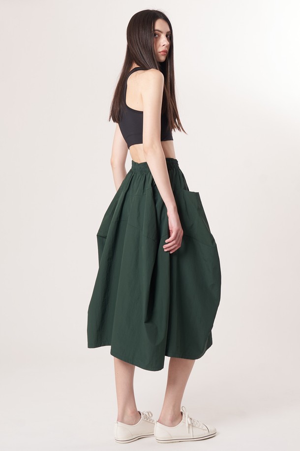 AW52PT36 테크플레어 팬츠_다크그린은 스포티, 스트리트, 캐주얼 스타일을 아우르는 테크플레어 팬츠입니다. 나일론과 면 혼방 소재로 제작되어 부드러운 촉감을 제공하며, 사계절 내내 활용 가능합니다. 루즈핏 플레어 디자인에 밴딩 허리, 드로우스트링으로 편안한 착용감을 선사하며 활동성을 높였습니다. 바이오 가공 처리로 구김이 적어 관리가 용이하고, 레이어링하여 다양한 스타일 연출이 가능합니다. 다크 그린 컬러의 해체주의 패턴이 돋보이는 개성 있는 디자인입니다.
