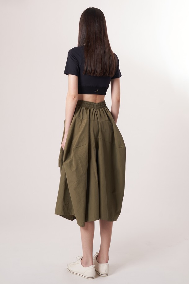 AW52PT36 테크플레어 팬츠_카키는 여성용 바지로, 스포티, 스트릿, 미니멀한 스타일을 연출하기 좋습니다. 가볍고 부드러운 나일론과 면 혼방 소재로 제작되어 사계절 내내 편안하게 착용할 수 있습니다. 루즈핏 플레어 디자인에, 드로우스트링과 해체주의 패턴으로 포인트를 더했으며, 바이오 가공을 거쳐 부드러운 촉감을 자랑합니다. 여행룩, 산책룩 등 다양한 TPO에 활용 가능하며, 가볍고 휴대성이 뛰어나 실용적입니다.
