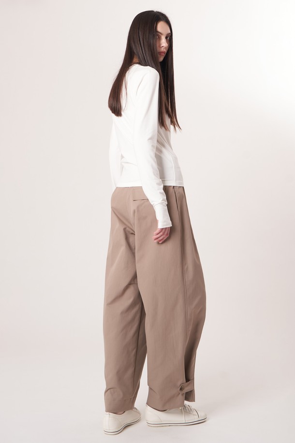 AW52TL01 베이스 레이어 탑_오프화이트는 운동 및 일상에서 활용하기 좋은 여성용 베이스 레이어 탑입니다. 부드러운 촉감의 폴리에스테르, 폴리우레탄 혼방 소재로 제작되어 흡습, 속건 기능과 뛰어난 신축성을 자랑합니다. 얇은 두께감과 슬림핏 디자인으로 활동성을 높였으며, 라운드넥과 긴 소매, 소매 끝단 슬릿 디자인으로 편안함과 스타일리시함을 동시에 잡았습니다. 미니멀한 디자인과 오프화이트 컬러가 어떤 룩에도 자연스럽게 어울리며, 피트니스, 러닝, 요가/필라테스 등 다양한 TPO에 적합합니다. 브러쉬드 텍스처로 부드러운 착용감을 선사합니다.
