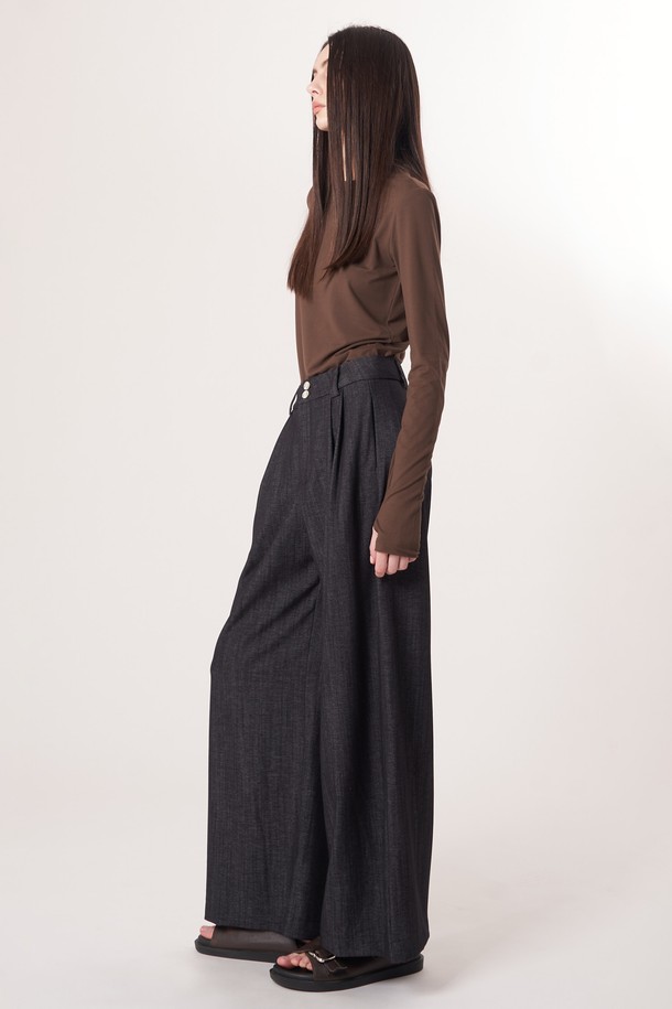 AW52TL01 베이스 레이어 탑_브라운은 겨울, 가을 시즌에 적합한 슬림핏 긴소매 베이스 레이어 탑입니다. 부드러운 촉감의 브러쉬드 폴리에스터, 폴리우레탄 혼방 소재로 제작되어 보온성과 신축성이 뛰어나며, 속건 기능으로 쾌적함을 유지합니다. 라운드넥 디자인에 소매 끝단 슬릿과 손등을 덮는 디자인으로 활동성을 더했습니다. 미니멀하고 스포티한 스타일로, 운동 시에는 피트니스룩으로, 일상에서는 겨울 데일리룩으로 활용하기 좋습니다. 다크브라운 컬러 옵션이 있습니다.
