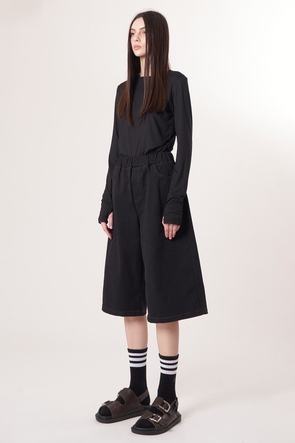 AW52TL01 베이스 레이어 탑_블랙은 겨울철 운동 및 일상에서 활용하기 좋은 베이스 레이어 탑입니다. 부드러운 촉감의 기모 안감과 두꺼운 두께로 보온성을 높였으며, 폴리에스터 및 폴리우레탄 혼방 소재로 신축성을 강화하여 활동성을 높였습니다. 슬림핏 디자인으로 깔끔한 실루엣을 연출하며, 손등을 덮는 소매 끝단 슬릿 디자인으로 포인트를 더했습니다. 미니멀, 스포티, 캐주얼 스타일을 모두 소화 가능하며, 러닝룩, 피트니스룩, 겨울 데일리룩에 적합합니다.
