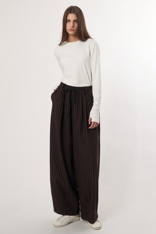 AU52PT07 레트로 스트라이프 와이드 팬츠는 여성들을 위한 바지입니다. 브라운 컬러에 레트로 스타일을 더했으며, 봄, 가을에 착용하기 좋습니다. 와이드 핏과 긴 기장으로 편안함과 스타일을 동시에 잡았습니다. 스트라이프 패턴이 돋보이며, 클래식하고 미니멀한 무드를 연출합니다. 데일리룩에 포인트를 더해줄 아이템입니다.
