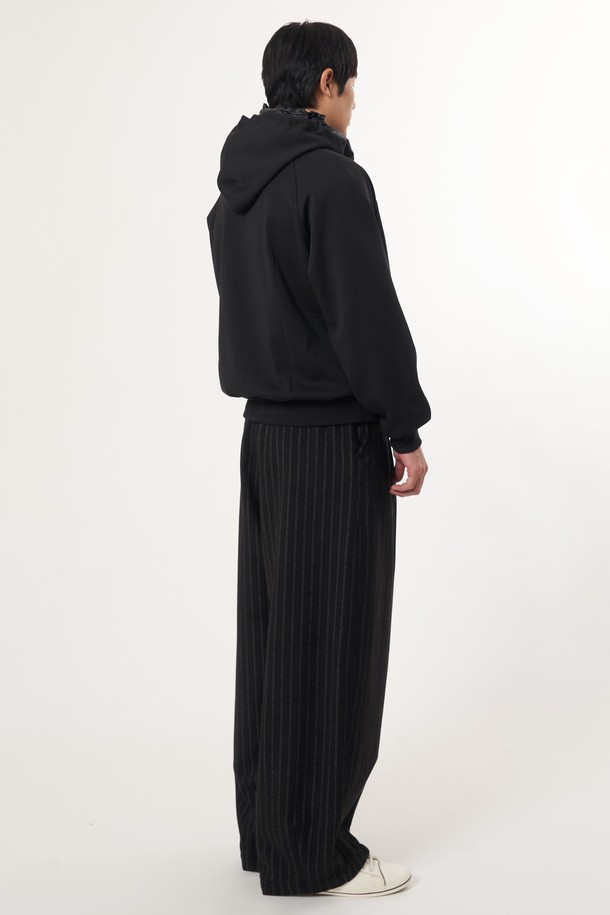 AU52PT07 레트로 스트라이프 와이드 팬츠_블랙은 여성용 와이드 팬츠입니다. 레트로 스타일의 블랙 컬러 스트라이프 패턴으로, 봄, 여름, 가을에 착용하기 좋습니다. 루즈핏으로 편안한 착용감을 선사하며, 미니멀, 클래식 무드를 연출합니다. 데일리룩에 포인트 아이템으로 활용하기 좋은 아이템입니다.
