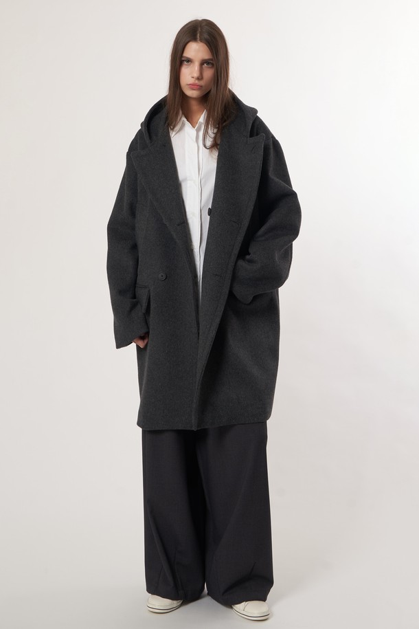 AU52CT01 더블 후드 코트_차콜은 캐주얼, 클래식, 미니멀 스타일을 아우르는 남녀 공용 코트입니다. 울 소재로 제작되어 부드러운 촉감을 선사하며, 가을과 겨울에 따뜻하게 착용할 수 있습니다. 롱 기장의 오버핏 디자인에 더블 버튼 여밈 방식을 적용하여 멋스러운 실루엣을 연출합니다. 차콜 컬러의 무지 디자인과 후드 디테일이 돋보이며, 출근룩으로도 활용하기 좋습니다. 긴 소매 기장과 두꺼운 두께감으로 보온성을 높였습니다.
