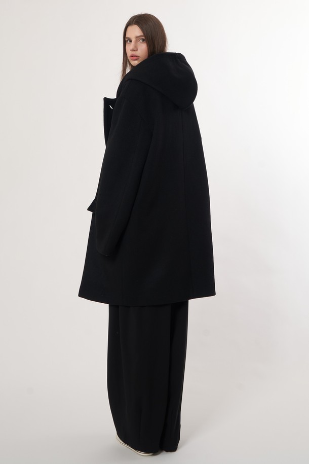 AU52CT01 더블 후드 코트_블랙은 여성용 후드 코트입니다. 가을과 겨울에 착용하기 좋으며, 캐주얼하고 베이직한 스타일을 연출합니다. 롱 기장에 오버핏으로 디자인되었으며, 더블 버튼 여밈 방식의 더블 코트입니다. 울 소재로 제작되어 두꺼운 두께감을 자랑하며, 출근룩이나 모임룩에 활용하기 좋습니다. 캐주얼, 클래식, 미니멀 스타일을 즐겨 입는 분들께 추천합니다.
