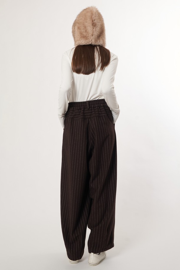 AW52AC04 퍼 바라클라바_베이지는 부드러운 퍼 소재로 제작되어 뛰어난 촉감을 자랑하는 여성용 바라클라바입니다. 깊은 모자 깊이와 목까지 감싸는 디자인으로 겨울철 보온과 방한 기능을 제공하며, 쌀쌀한 날씨에도 따뜻하게 착용할 수 있습니다. 무지 패턴의 베이지 컬러는 캐주얼, 미니멀, 클래식 등 다양한 스타일과 쉽게 매치할 수 있어 활용도가 높습니다. 두꺼운 두께감의 퍼 소재는 포근함을 더하며, 디자인 장식으로 퍼를 사용하여 고급스러운 느낌을 선사합니다. 데일리룩에 포인트 아이템으로 활용하여 스타일리시함과 따뜻함을 동시에 잡을 수 있습니다.
