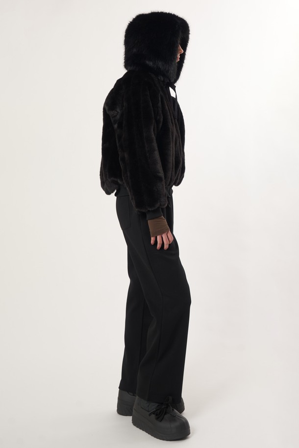 AW52AC04 퍼 바라클라바_블랙은 부드러운 퍼 소재로 제작되어 뛰어난 촉감을 자랑하는 겨울철 방한용 바라클라바입니다. 깊은 모자 깊이와 목까지 덮는 디자인으로 보온성을 극대화하여 추운 날씨에도 따뜻하게 착용할 수 있습니다. 무지 블랙 컬러로 어떤 스타일에도 잘 어울리며, 캐주얼 및 미니멀 룩에 매치하여 포근하면서도 세련된 분위기를 연출할 수 있습니다. 특히 두꺼운 두께의 퍼 소재는 뛰어난 방한 기능을 제공하며, 일상생활에서도 부담 없이 활용하기 좋습니다. 남녀 공용으로 착용 가능하여 실용적입니다.
