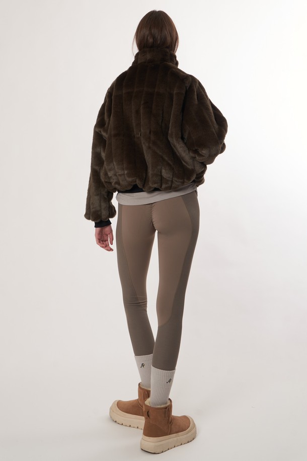 AW52OT03_리버시블 밍크 점퍼_다크브라운은 여성 의류로, 가을과 겨울에 착용하기 좋은 두꺼운 두께감의 점퍼입니다. 밍크 소재로 제작되어 부드러운 촉감을 선사하며, 클래식하고 우아한 스타일을 연출합니다. 다크브라운 컬러의 무지 디자인에 집업 여밈 방식과 레귤러핏으로 제작되었으며, 리버시블 타입으로 다양한 스타일링이 가능합니다. 일상 및 모임룩, 데이트룩에 활용하기 좋은 아이템입니다. 긴 소매 기장의 크롭 기장 점퍼로 보온성 또한 뛰어납니다.
