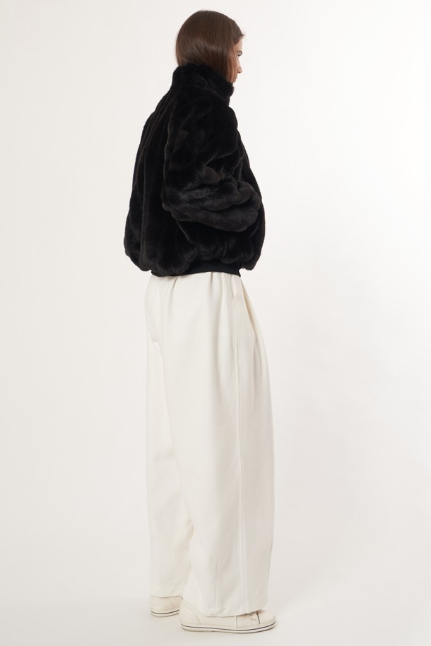 AW52OT03 리버시블 밍크 점퍼_블랙은 여성용 점퍼로, 가을과 겨울에 착용하기 좋은 보온성이 뛰어난 제품입니다. 부드러운 촉감의 밍크 소재로 제작되어 편안한 착용감을 선사하며, 레귤러 핏과 긴 소매 기장으로 디자인되었습니다. 블랙 컬러의 무지 디자인은 베이직하고 클래식한 스타일을 연출하며, 집업 여밈 방식과 리버시블 코트 타입으로 실용성을 더했습니다. 미니멀한 스타일을 선호하는 분들께 추천하는 아이템입니다.
