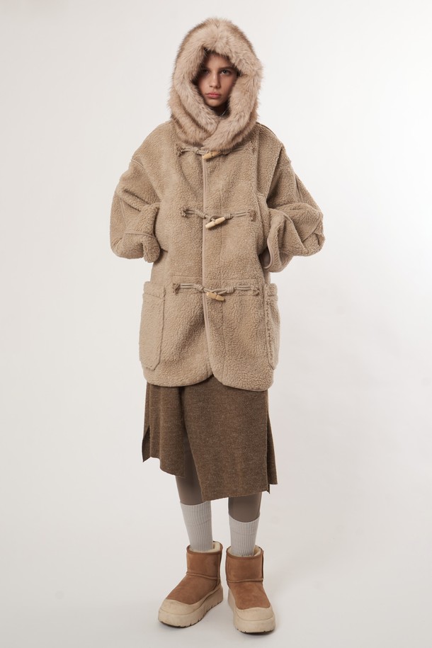 AW52OT02 페이크 라쿤 후드 아우터_베이지는 여성용 후드 아우터입니다. 가을과 겨울에 착용하기 좋은 두꺼운 두께감의 오버핏 코트로, 부드러운 촉감과 무지 디자인이 특징입니다. 일상룩, 여행룩, 캠핑룩 등 다양한 TPO에 활용 가능하며, 캐주얼, 미니멀, 클래식 스타일을 연출하기 좋습니다. 페이크 라쿤 퍼 후드 디테일과 토글 여밈 방식으로 포인트를 더했으며, 긴 소매 기장으로 따뜻함을 더했습니다.
